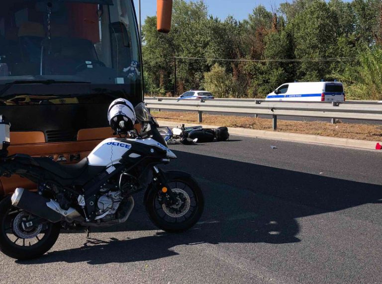 Λάρισα: Σύγκρουση λεωφορείου με μηχανάκι – Στο νοσοκομείο ένας άντρας