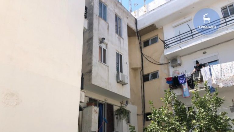 Ρόδος: Πτώση άντρα από μπαλκόνι – Υποχώρησαν τα κάγκελα