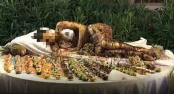 Θύελλα αντιδράσεων με ξενοδοχείο στη Σαρδηνία που έβαλε γυναίκα καλυμμένη με σοκολάτα στον… μπουφέ της