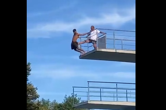 Ναυαγοσώστης σπρώχνει άντρα από βατήρα 10 μέτρων - «Φοβόταν να πηδήξει»