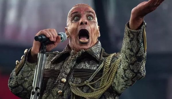 Γερμανία: Στο αρχείο η έρευνα σε βάρος του τραγουδιστή των Rammstein που κατηγορείται για σεξουαλικές επιθέσεις