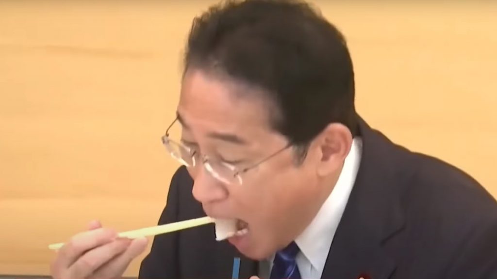 Ο πρωθυπουργός της Ιαπωνίας έφαγε ψάρι από τη Φουκουσίμα – «Ασφαλές και νόστιμο»