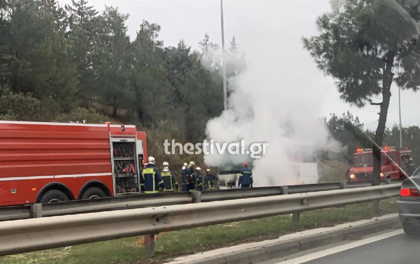 Στις φλόγες τουριστικό λεωφορείο στην Ε.Ο Θεσσαλονίκης - Σερρών - Σώοι οδηγός και επιβάτες