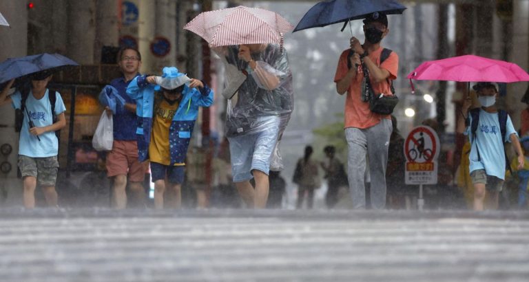 Ο τυφώνας Χανούν πλήττει τη νότια Ιαπωνία και τη Νότια Κορέα – Προ των πυλών νέα καταιγίδα