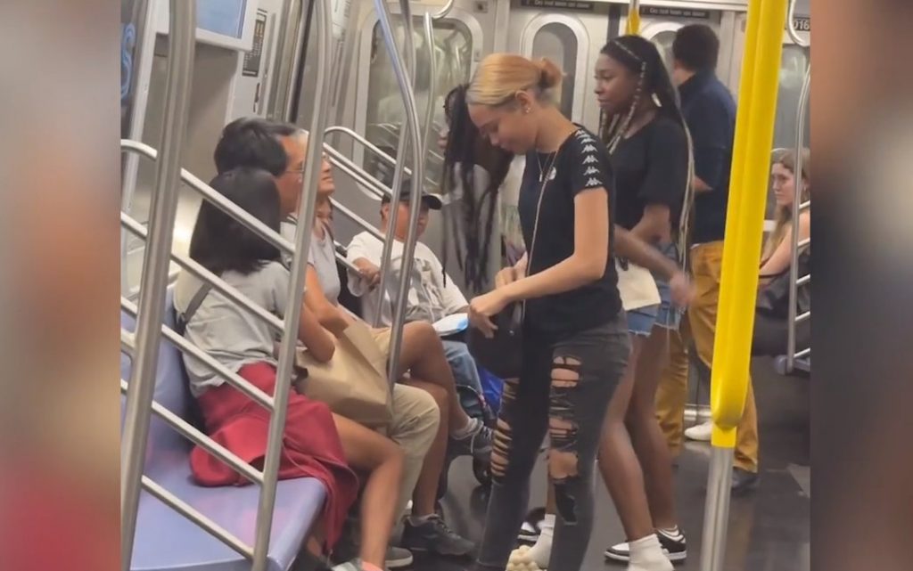 Νέα Υόρκη: Οργή με επίθεση εφήβων σε οικογένεια Ασιατών στο μετρό [Βίντεο]