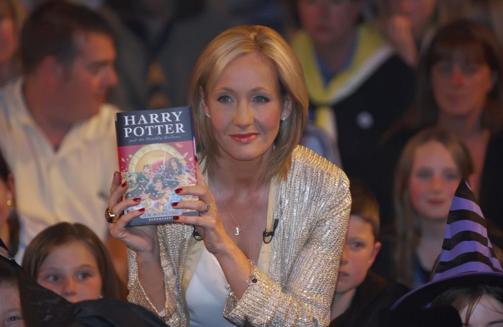 J.K Rowling: Το Μουσείο Ποπ Κουλτούρας εξαφάνισε το όνομά της από έκθεμα λόγω των τρανσφοβικών της απόψεων