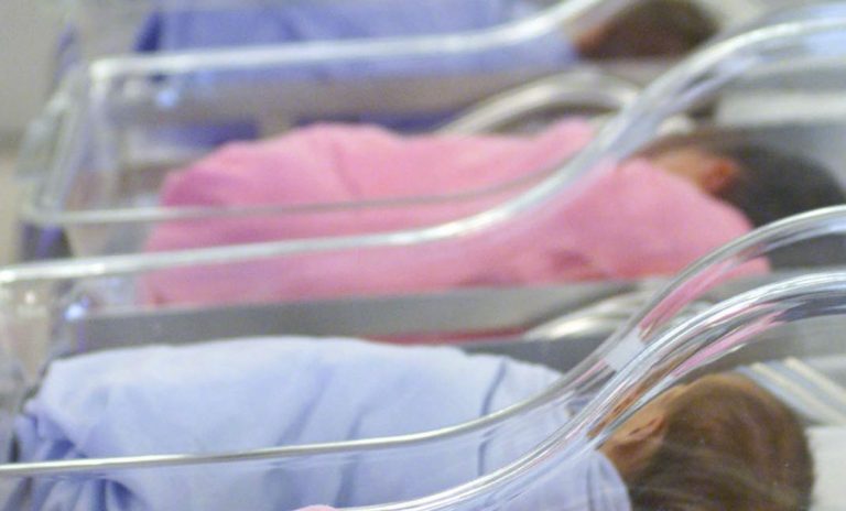 Παράνομες υιοθεσίες στα Χανιά: 150 ζευγάρια Αυστραλών σε αναμονή – Διαρκείς ανταποκρίσεις στα αυστραλιανά ΜΜΕ