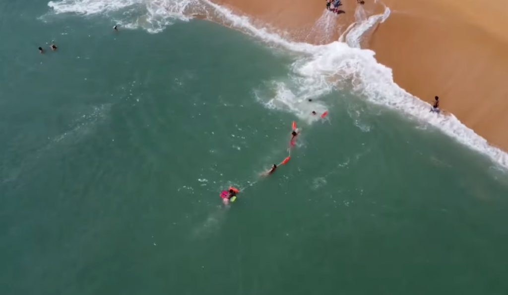 ΗΠΑ: Βίντεο από drone καταγράφει την διάσωση κολυμβητή από ναυαγοσώστες σχηματίζοντας ανθρώπινη αλυσίδα