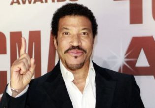 Λάιονελ Ρίτσι: Ακύρωσε συναυλία του μία ώρα μετά την έναρξή της – Εξοργισμένοι χιλιάδες θαυμαστές του