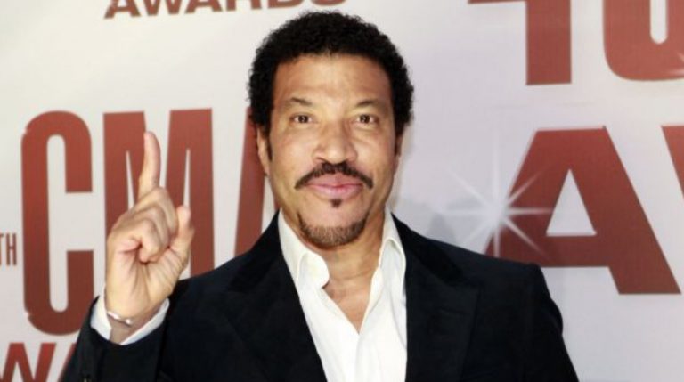 Λάιονελ Ρίτσι: Ακύρωσε συναυλία του μία ώρα μετά την έναρξή της – Εξοργισμένοι χιλιάδες θαυμαστές του