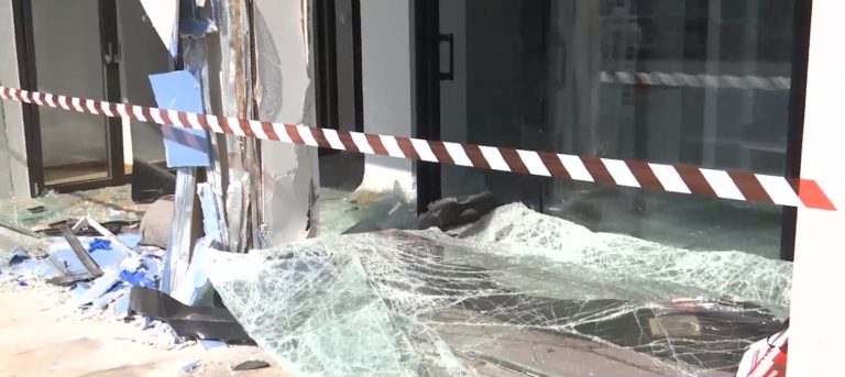 Τροχαίο ατύχημα στη Λεωφόρο Κηφισίας – Ι.Χ έπεσε σε τζαμαρία καταστήματος