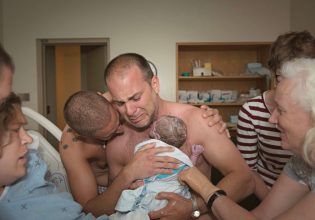 Η ιταλική κυβέρνηση καλείται να πληρώσει αποζημίωση σε ζευγάρι ομοφυλόφιλων για παράνομη χρήση φωτογραφίας τους