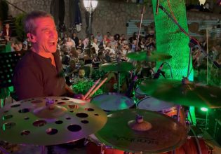 Σε ρόλο… ντράμερ ο Ανδρέας Λοβέρδος σε πανηγύρι στη Φωκίδα [Βίντεο]