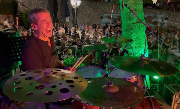 Σε ρόλο… ντράμερ ο Ανδρέας Λοβέρδος σε πανηγύρι στη Φωκίδα [Βίντεο]