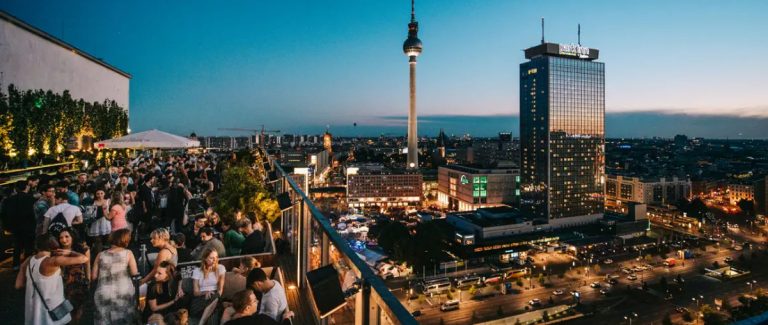 Τι κρύβεται πίσω από «τη γενιά που δεν κάνει τίποτα»;