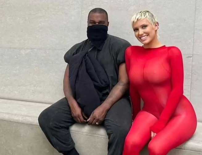 Έξαλλοι οι Ιταλοί με την «αποκαλυπτική» σύζυγο του Κάνιε Γουέστ – «Τεράστια ασέβεια, κυκλοφορεί σχεδόν γυμνή»