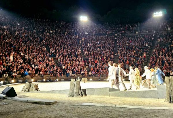 Περισσότεροι από 17.000 θεατές χειροκρότησαν όρθιοι τον Δημήτρη Καταλειφό στην Επίδαυρο