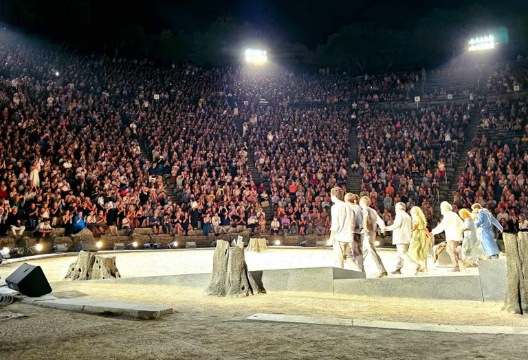 Περισσότεροι από 17.000 θεατές χειροκρότησαν όρθιοι τον Δημήτρη Καταλειφό στην Επίδαυρο