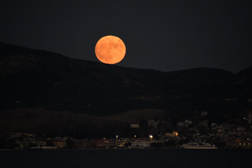Μαγευτικές εικόνες από την «μπλε υπερπανσέληνο» του Αυγούστου