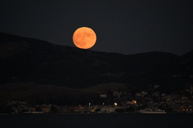 Μαγευτικές εικόνες από την «μπλε υπερπανσέληνο» του Αυγούστου