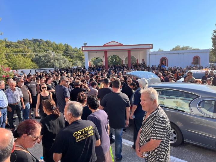 Ρόδος: Πλήθος κόσμου στην κηδεία του 40χρονου εθελοντή πυροσβέστη