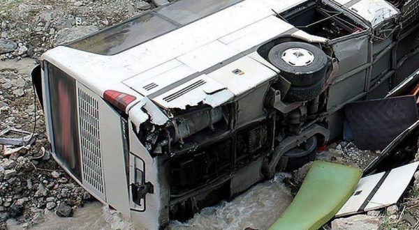 Πακιστάν: Σφοδρή σύγκρουση μεταξύ πούλμαν και βαν – Τουλάχιστον 18 νεκροί