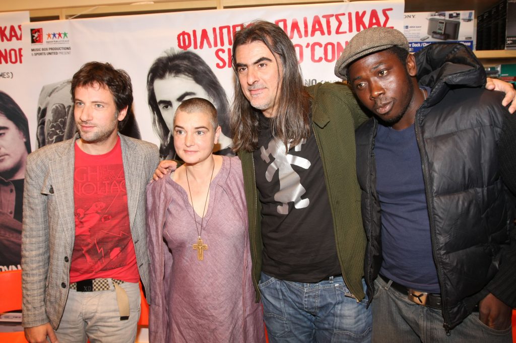 Sinead O’Connor: Όταν είχε τραγουδήσει στην Αθήνα με τον Κωστή Μαραβέγια και τον Φίλιππο Πλιάτσικα