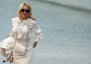 Πάμελα Άντερσον: Εξηγεί τον λόγο που αποφεύγει πλέον το μακιγιάζ