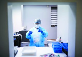 Κοροναϊός: Νέα έξαρση στην καρδιά του καλοκαιριού – Εξαπλώνεται το στέλεχος Έρις