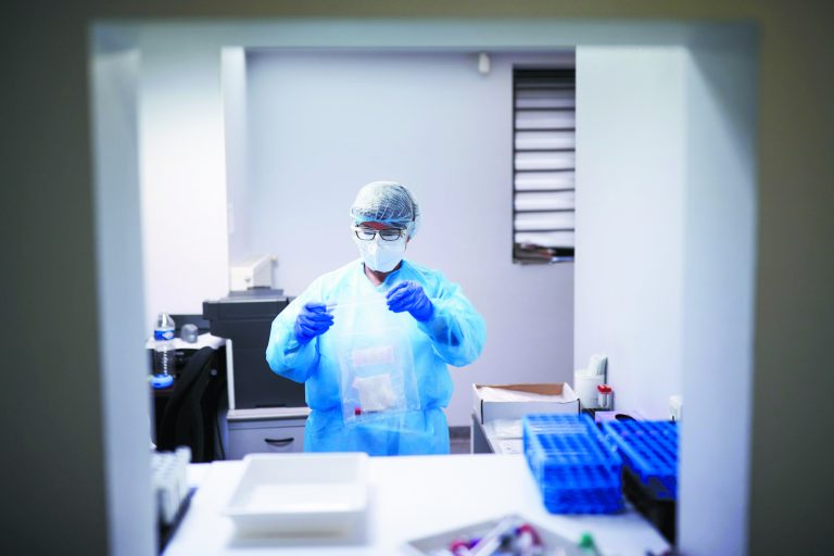 Κοροναϊός: Νέα έξαρση στην καρδιά του καλοκαιριού – Εξαπλώνεται το στέλεχος Έρις