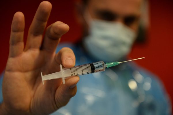 Κοροναϊός: Θα χρειαστεί νέος εμβολιασμός για την παραλλαγή Έρις; – Τι απαντά ο Εξαδάκτυλος