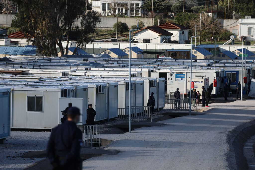 Στις προσφυγικές δομές Χίου και Μυτιλήνης ο υπουργός Μετανάστευσης και Ασύλου Δημήτρης Καιρίδης