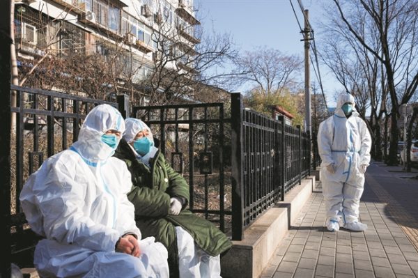 Ο κοροναϊός δεν έφυγε για διακοπές