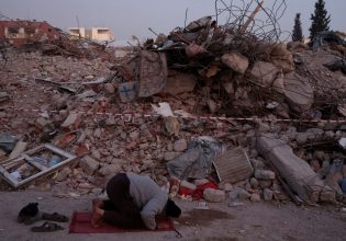 Σεισμός στην Τουρκία: Ανοιχτές οι πληγές έξι μήνες μετά – Απειλή οι σωροί από μπάζα