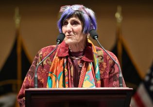 Ρόζα ΝτεΛάουρο: Βουλευτής έκανε τατουάζ με την εγγονή της