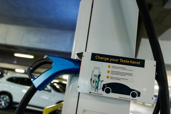 Ηλεκτροκίνηση: Υποχρεωτικοί οι ταχυφορτιστές σε όλους τους αυτοκινητόδρομους της ΕΕ