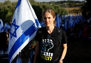 Αντίσταση, γένος θηλυκού: Η γυναίκα πίσω από τις διαδηλώσεις που έχουν ξεσηκώσει το Ισραήλ