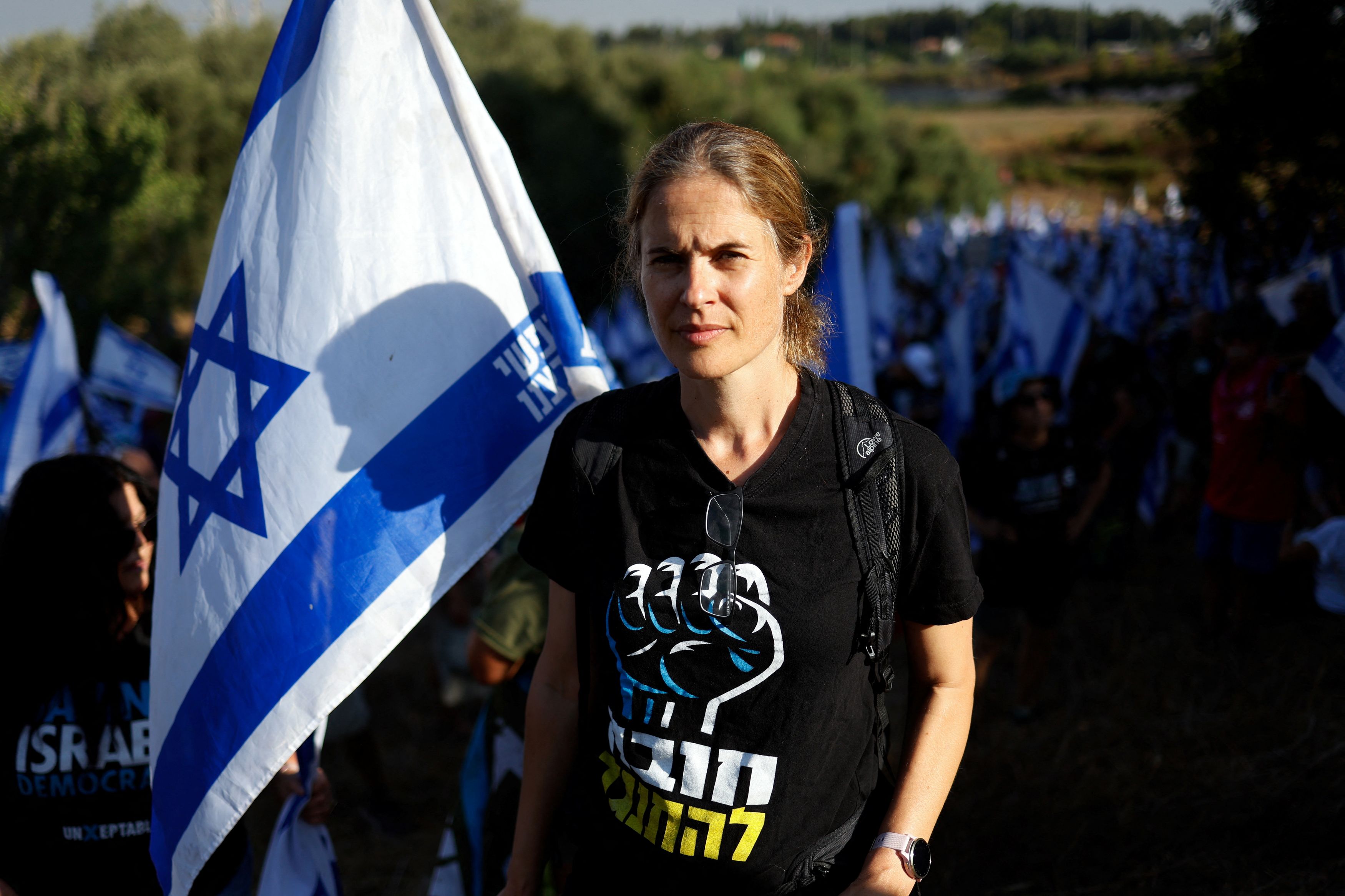 Αντίσταση, γένος θηλυκού: Η γυναίκα πίσω από τις διαδηλώσεις που έχουν ξεσηκώσει το Ισραήλ