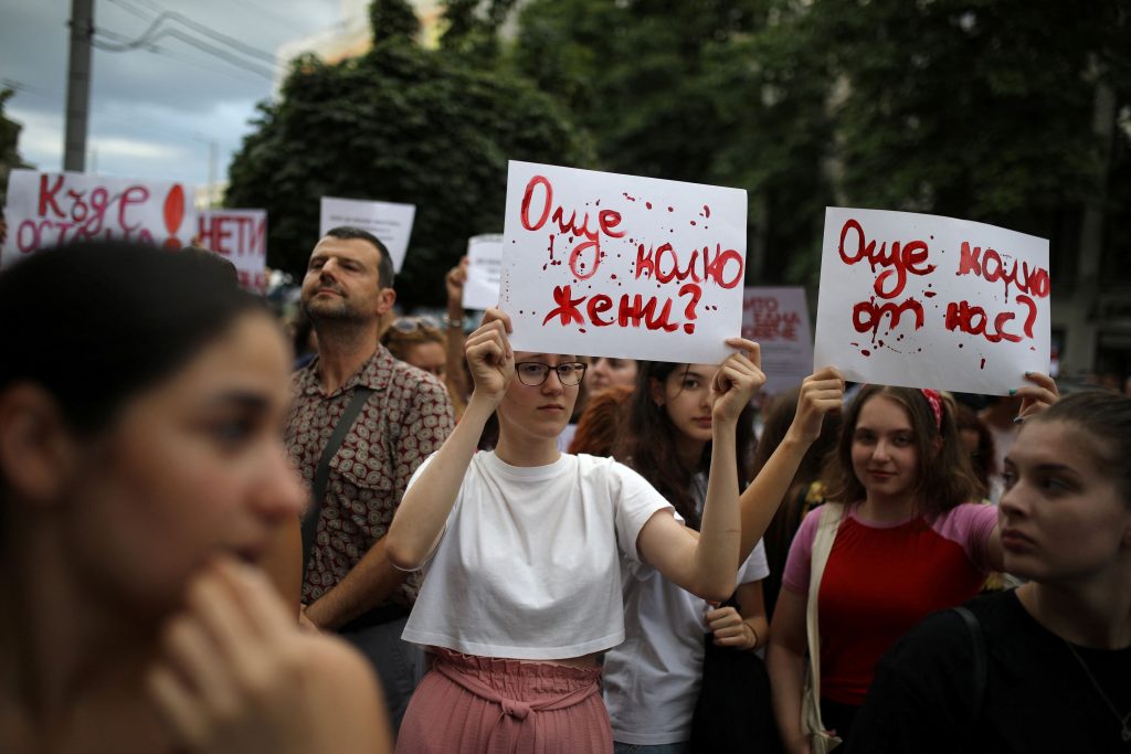 Βία κατά των γυναικών στη Βουλγαρία: Οργή για απόφαση δικαστηρίου – Χαράκωσε τη φίλη με 400 μαχαιριές και αφέθηκε ελεύθερος