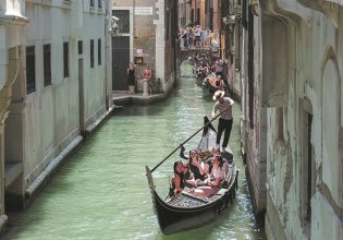 Ο υπερτουρισμός απειλεί δημοφιλείς προορισμούς