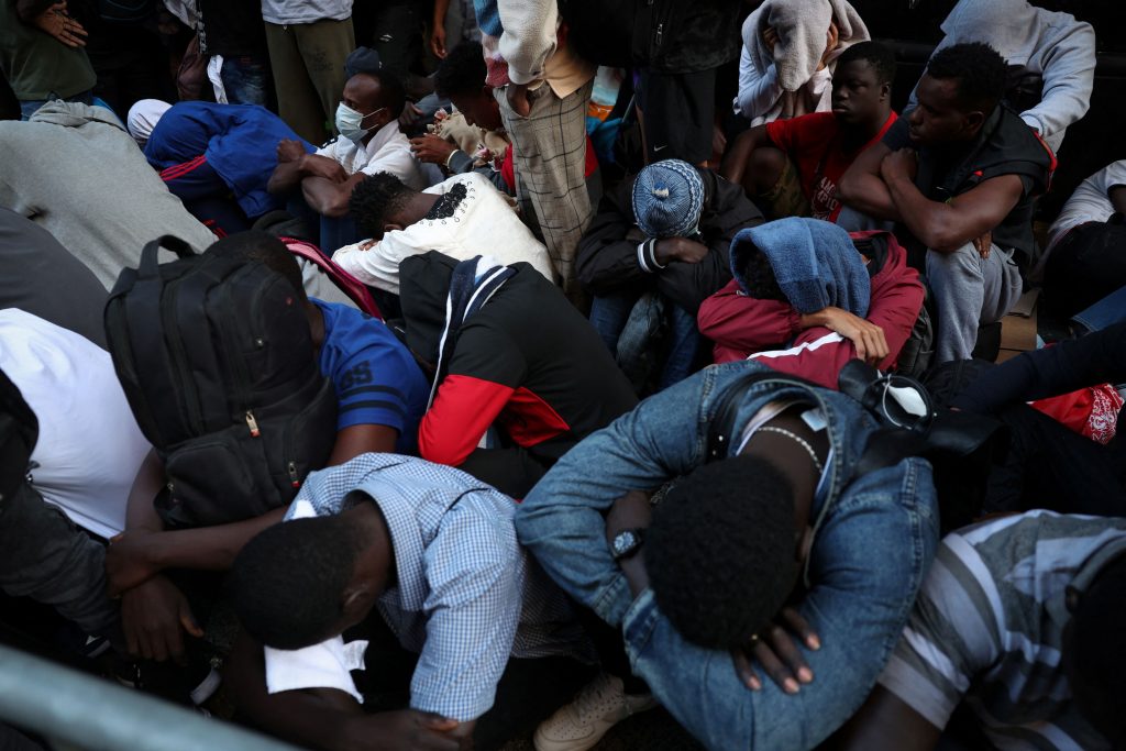 Εκατοντάδες μετανάστες κοιμούνται στα πεζοδρόμια – Σοκαριστικές εικόνες στη Νέα Υόρκη