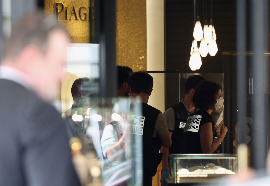 Παρίσι: Ένοπλη ληστεία στο πολυτελές κοσμηματοπωλείο Piaget – «Μπούκαραν» και έφυγαν με 15 εκατ. ευρώ