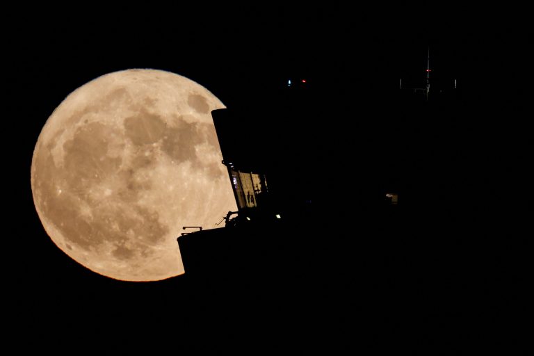 Σελήνη: Ινδική αποστολή σε τροχιά, ετοιμάζεται για προσσελήνωση