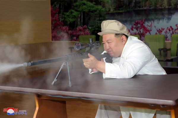 Κιμ Γιονγκ Ουν: Περιοδεία στα εργοστάσια των όπλων