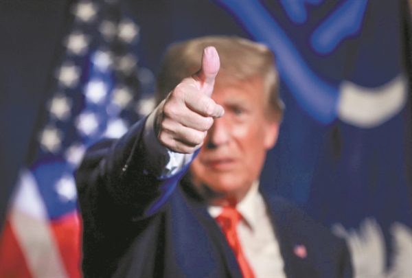 Πώς ο Τραμπ επιχειρεί να κερδίσει την προεδρία και να αποφύγει τη φυλακή