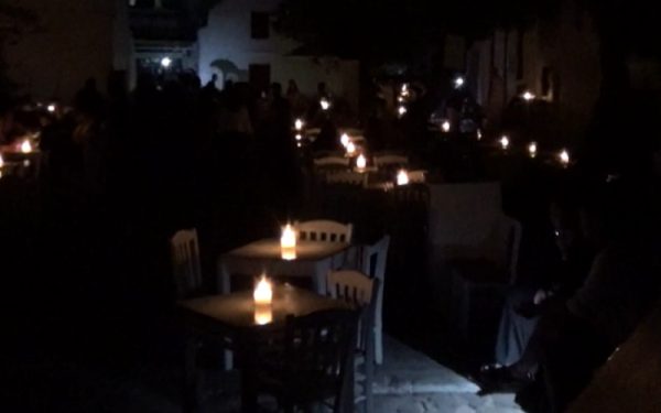 Βυθίστηκε στο σκοτάδι η χώρα της Μυκόνου – Σε πανικό οι επιχειρήσεις, «ρομαντζάδα» για τους τουρίστες