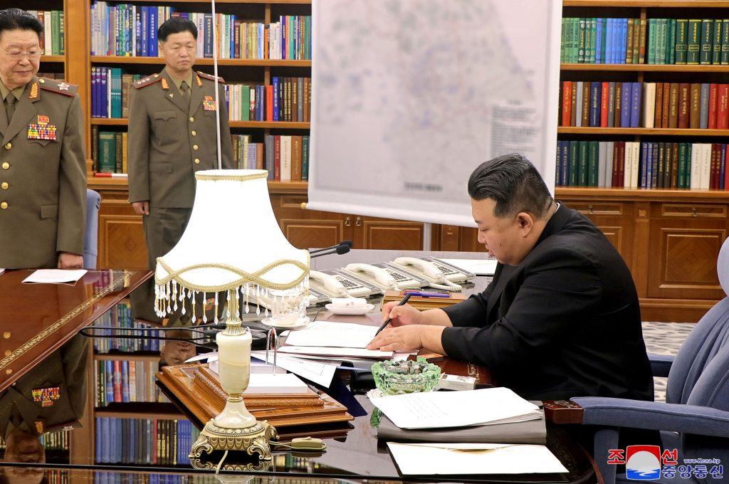 Κιμ Γιονγκ Ουν: Απέλυσε τον αρχηγό του επιτελείου Εθνικής Άμυνας