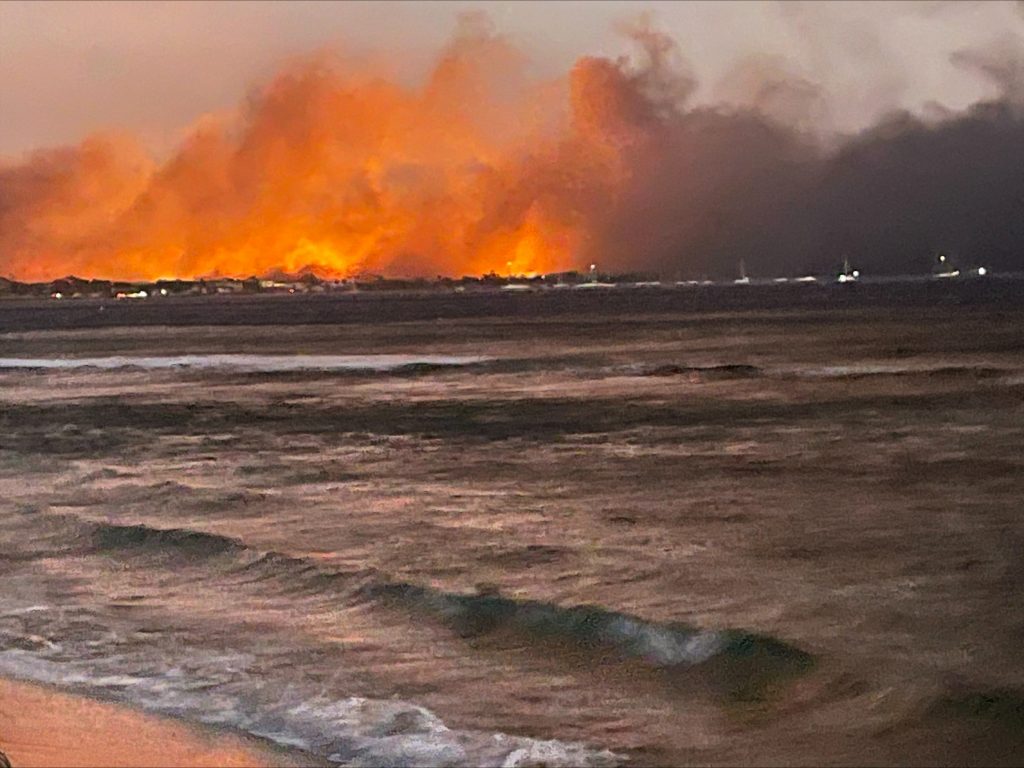Φωτιά στη Χαβάη: Πέρασε 5 ώρες στον ωκεανό για να σωθεί από την πύρινη λαίλαπα