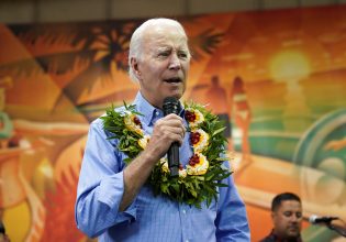 Τζο Μπάιντεν: Το μήνυμα στους επιζώντες των «φονικών» πυρκαγιών στη Χαβάη – Φόρεσε κολιέ με λουλούδια