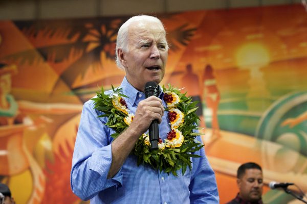 Τζο Μπάιντεν: Το μήνυμα στους επιζώντες των «φονικών» πυρκαγιών στη Χαβάη – Φόρεσε κολιέ με λουλούδια